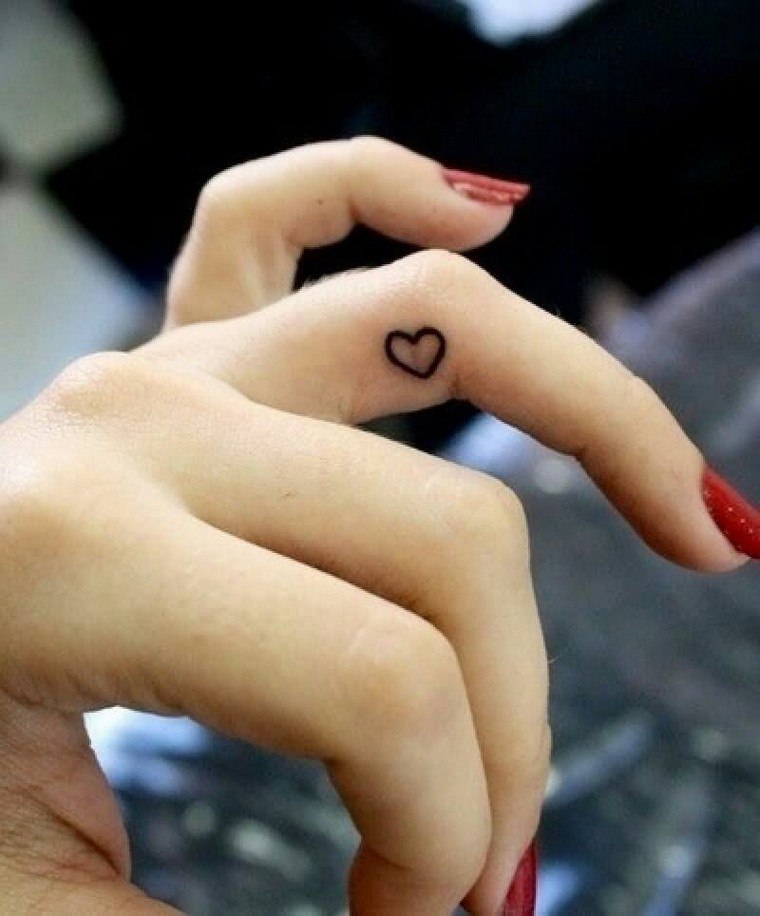 tatouage-doigt-coeur-petit-tatouage-doigt