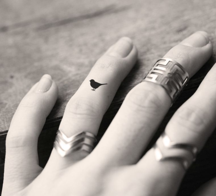 tatouage-doigt-oiseau-idee-petits-motifs-tatouages