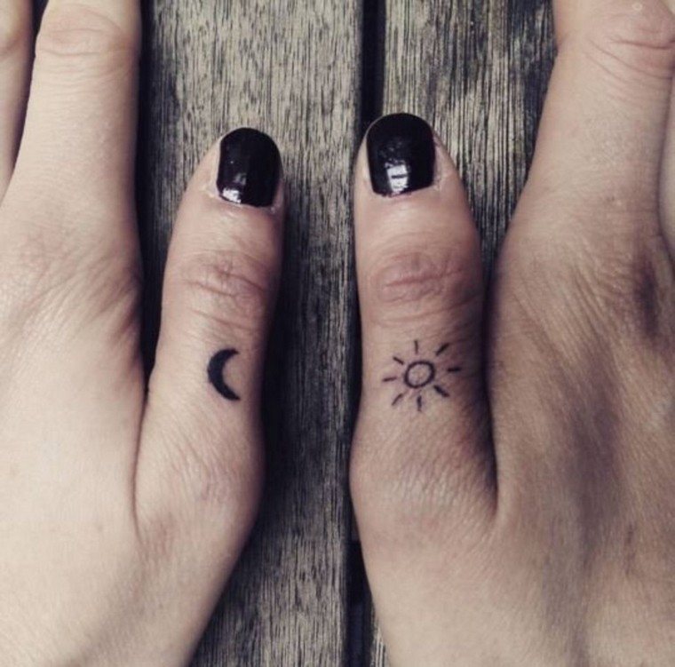 tatouage-doigt-original-lune-soleil