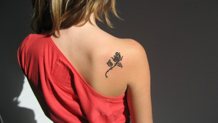 tatouage-epaule-femme-tatouage-fleur