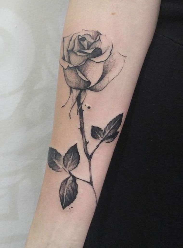tatouage-femme-fleur-rose-bras-signification