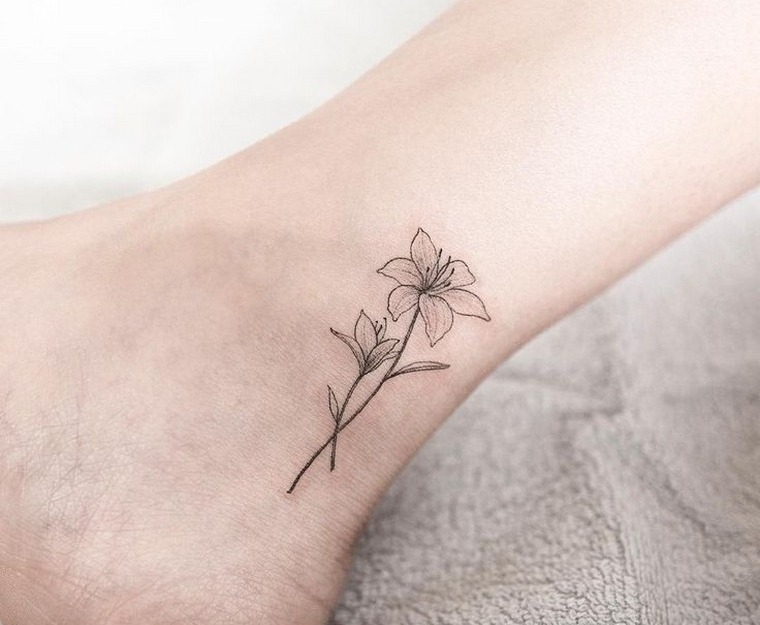 tatouage-fleur-nenuphar-idee-tatouage-cheville
