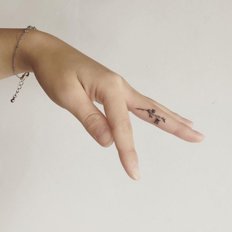 tatouage-fleur-tatouage-doigt