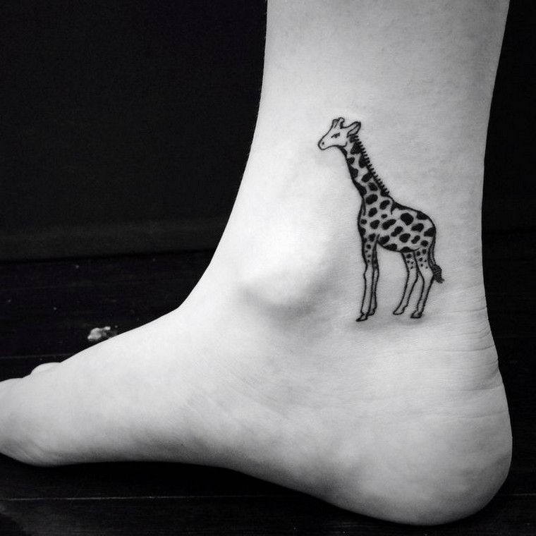 tatouage-giraffe-petit-tatouage-idee-cheville-tatouage