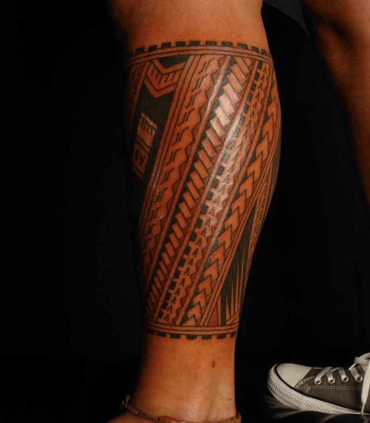 tatouage-homme-jambe-design-tribal-tattoo