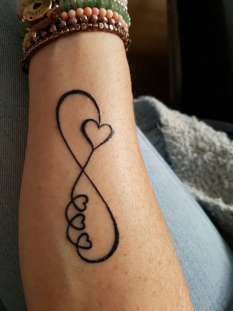 tatouage infini femme-coeur-poignet