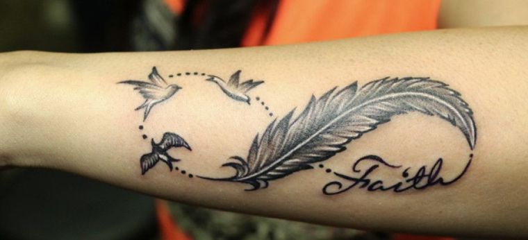 tatouage infini plume-femme-bras