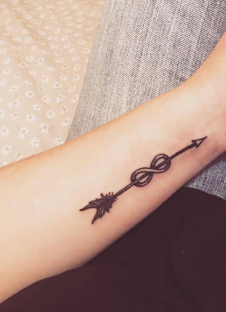 tatouage infini signification-fleche-femme