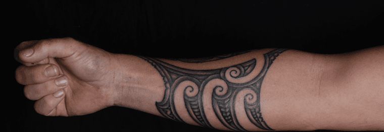 tatouage-maori-bras-homme-motifs-tribales