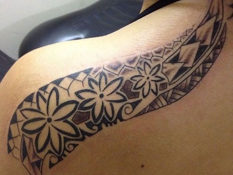 tatouage-maori-femme-epaule-dos-motif-floral
