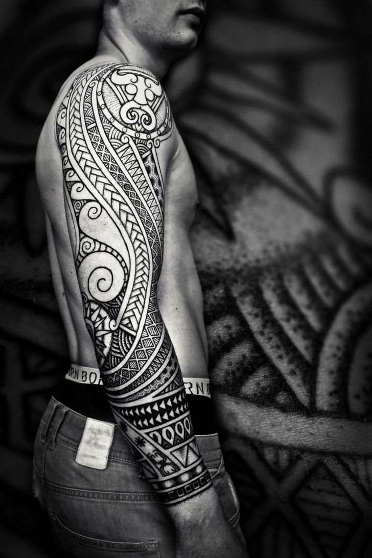 tatouage-maori-motif-idee-tattoo-bras-homme