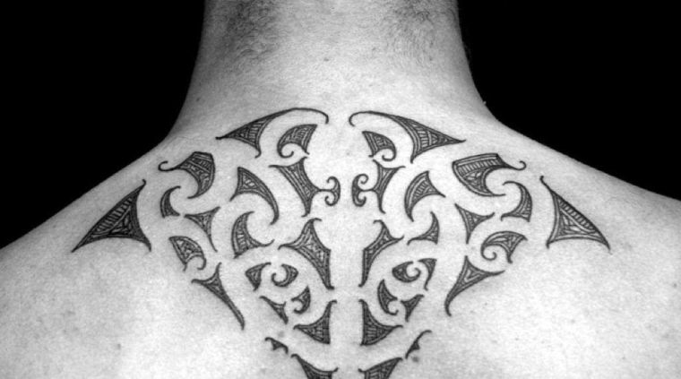 tatouage maorie dos-motifs-idee