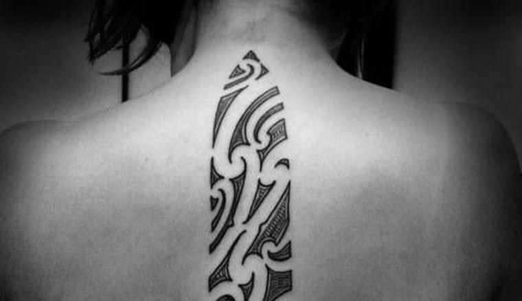 tatouage maorie femme-dos-tribal-tatttos