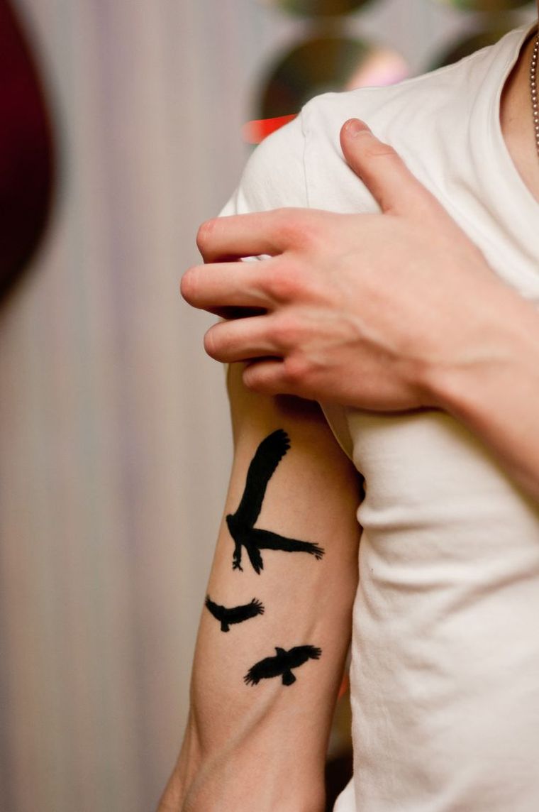 tatouage oiseau bras-silhouette-exemples