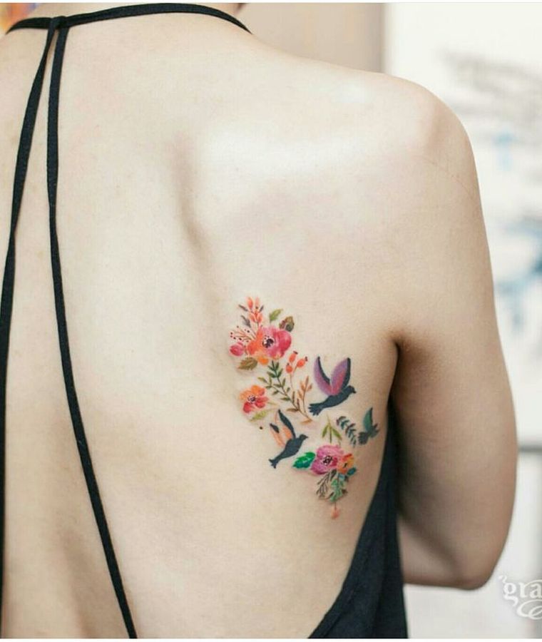 tatouage oiseau couleurs-dos-femme-modele