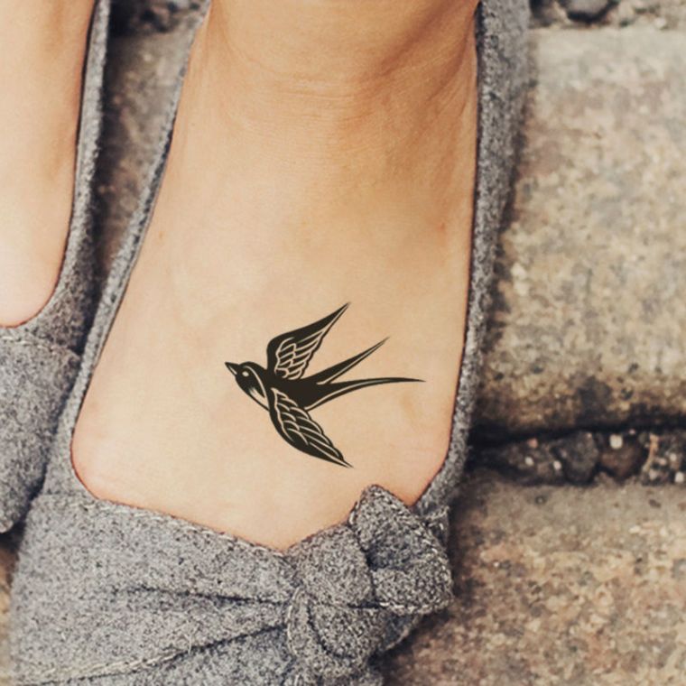 tatouage oiseau hirondelle-pied-femme-petits-tatouages