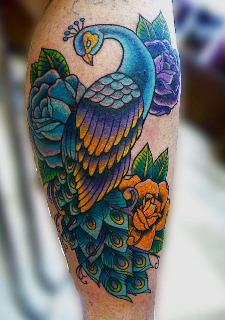 tatouage oiseau paon-couleurs-jambe-idee