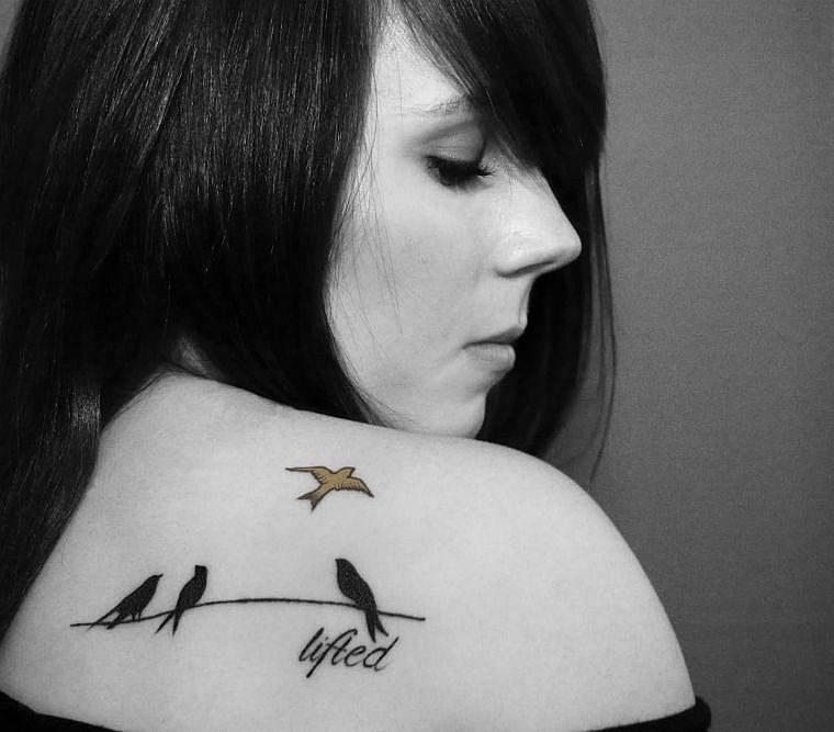 tatouage oiseau signification-epaule-femme