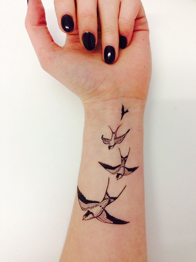 tatouage oiseau silhouette-poignet-femme-signification