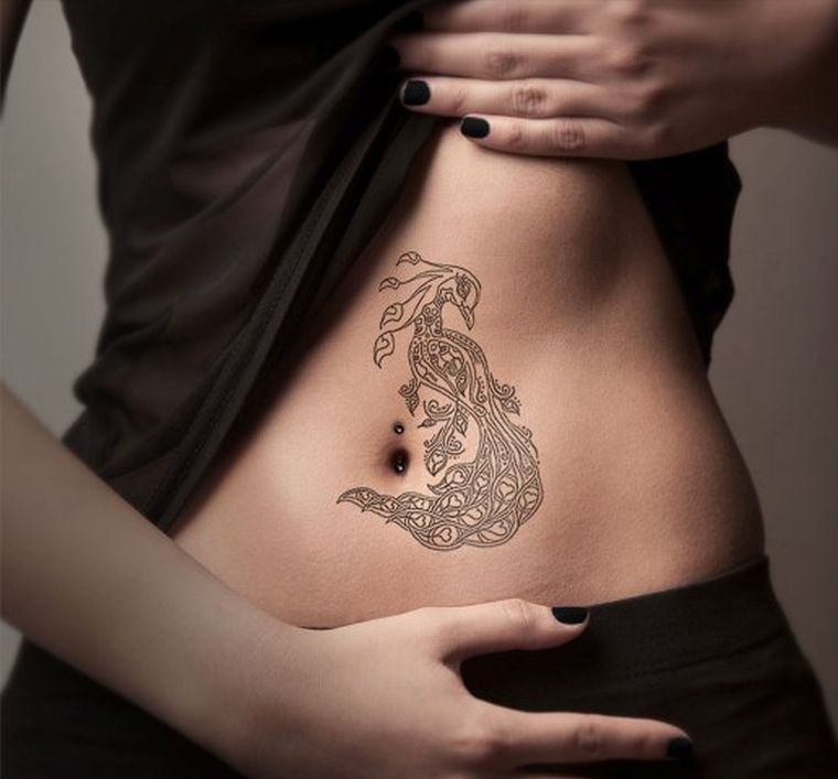 tatouage-paon-femme-ventre-noir-photo