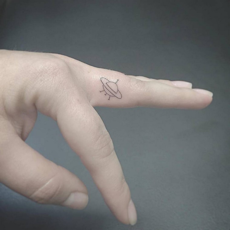 tatouage doigt planète petit tatouage
