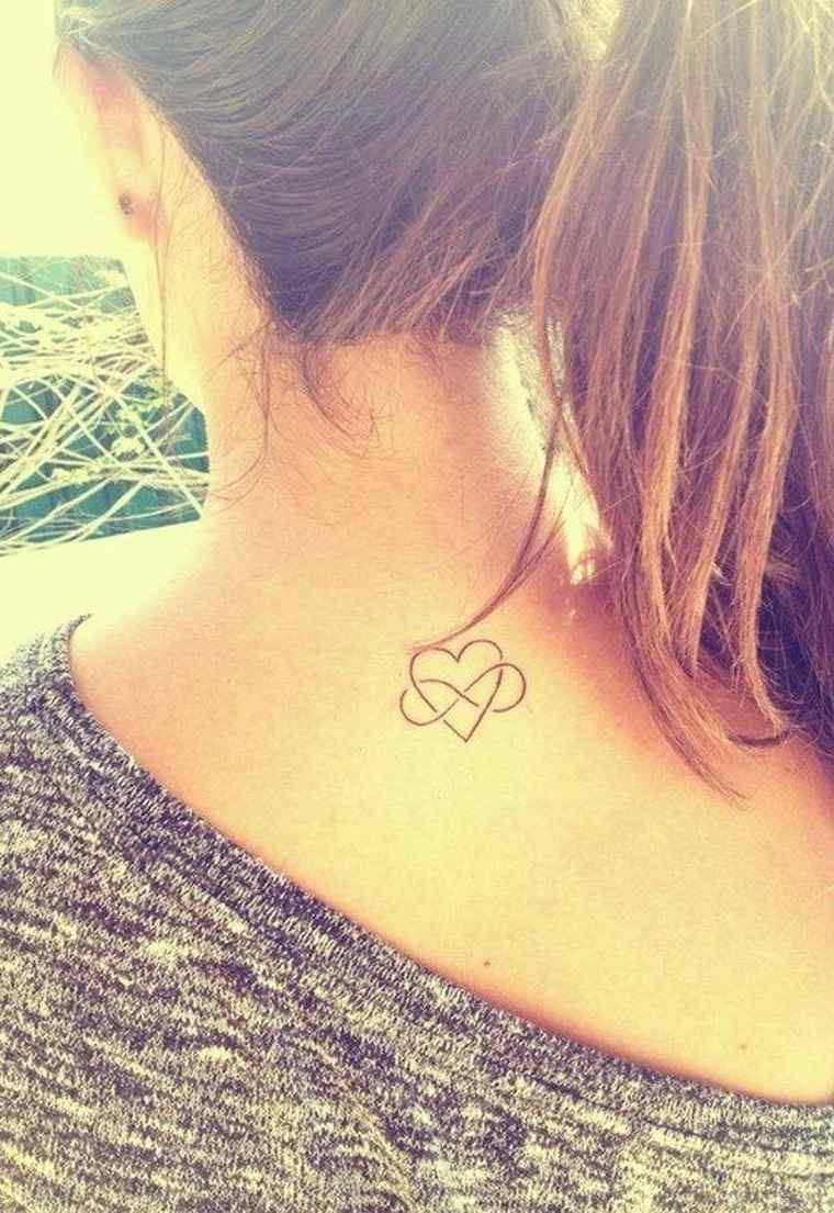 tatouage-signe-inifi-coeur-dos-femme