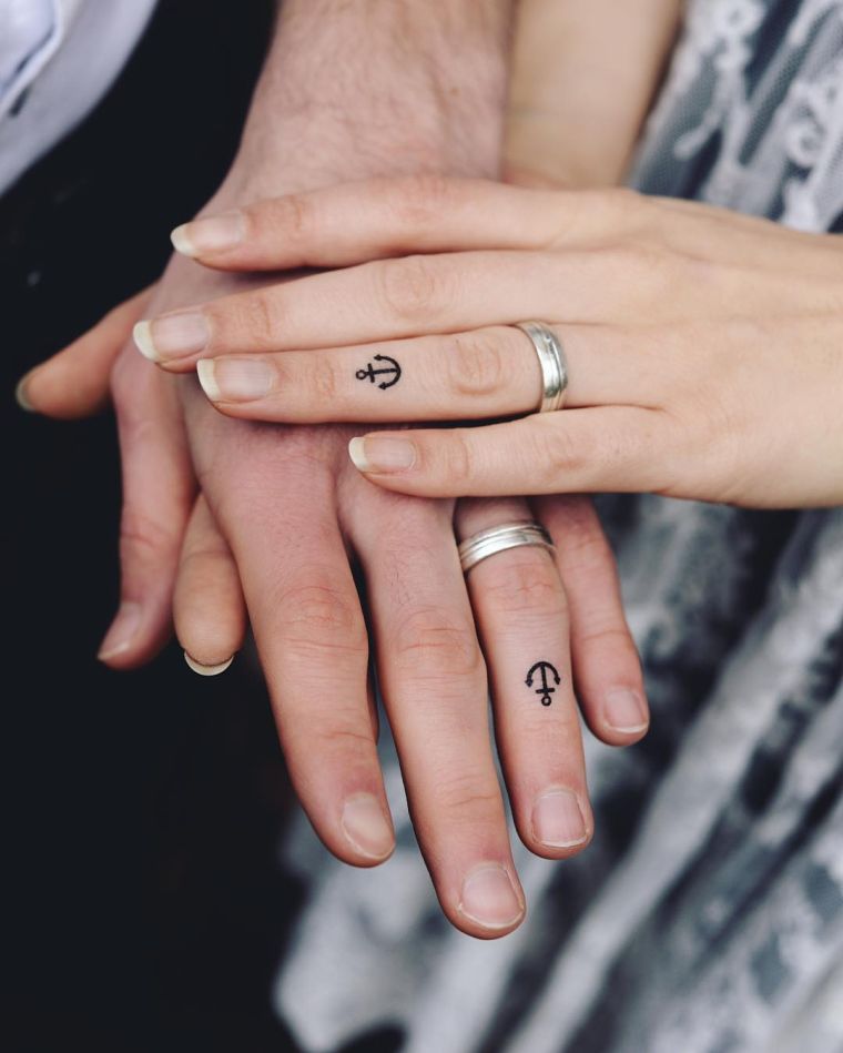 tatouage-sur-doigts-alliance-mariage-couple