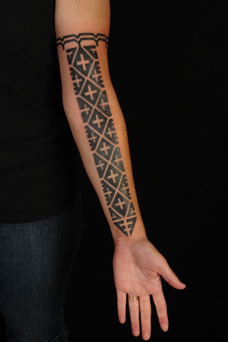 tatouage tribal femme-papoue-nouvelle-guinee-bras