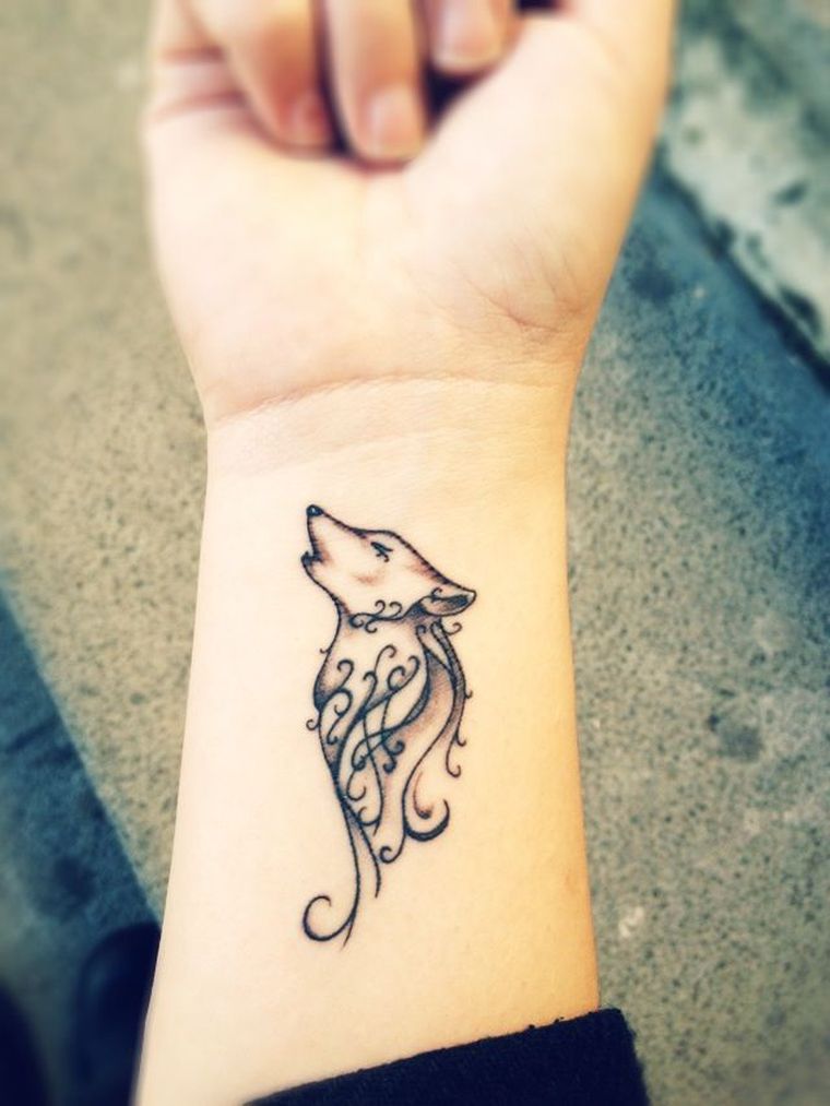 tatouage tribal loup-femme-idee-main