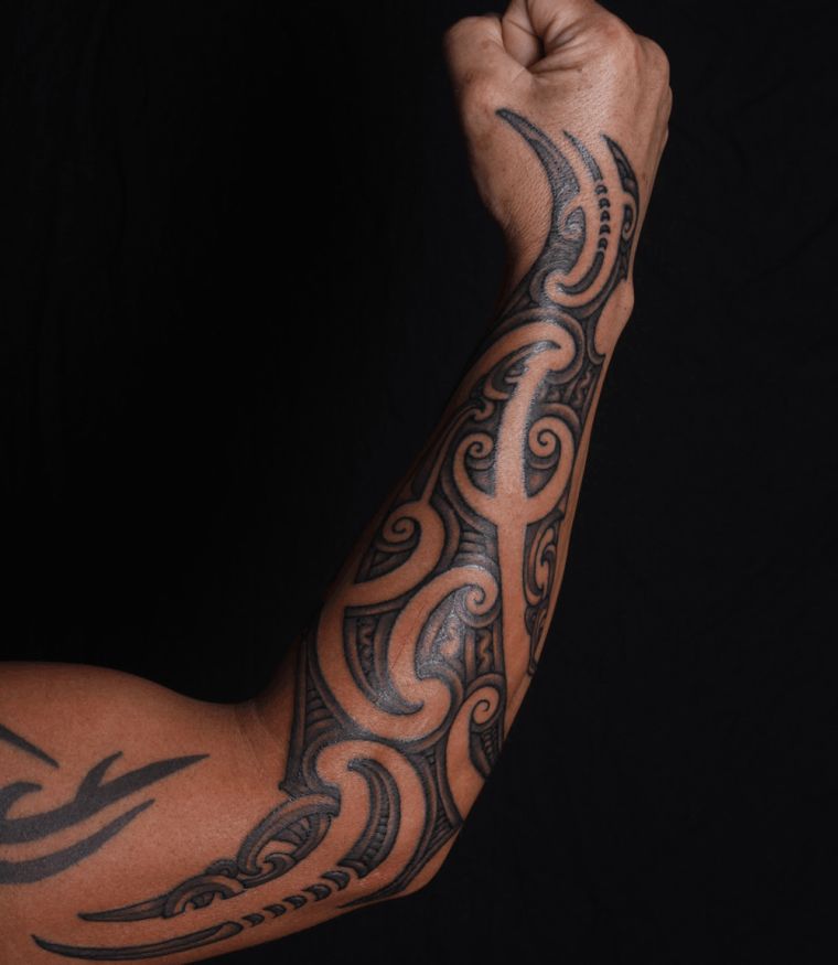 tatouage-tribal-maori-bras-ta-moko