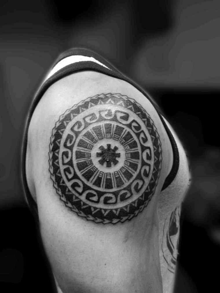 tatouage-tribal-polynesie-rond-epaule