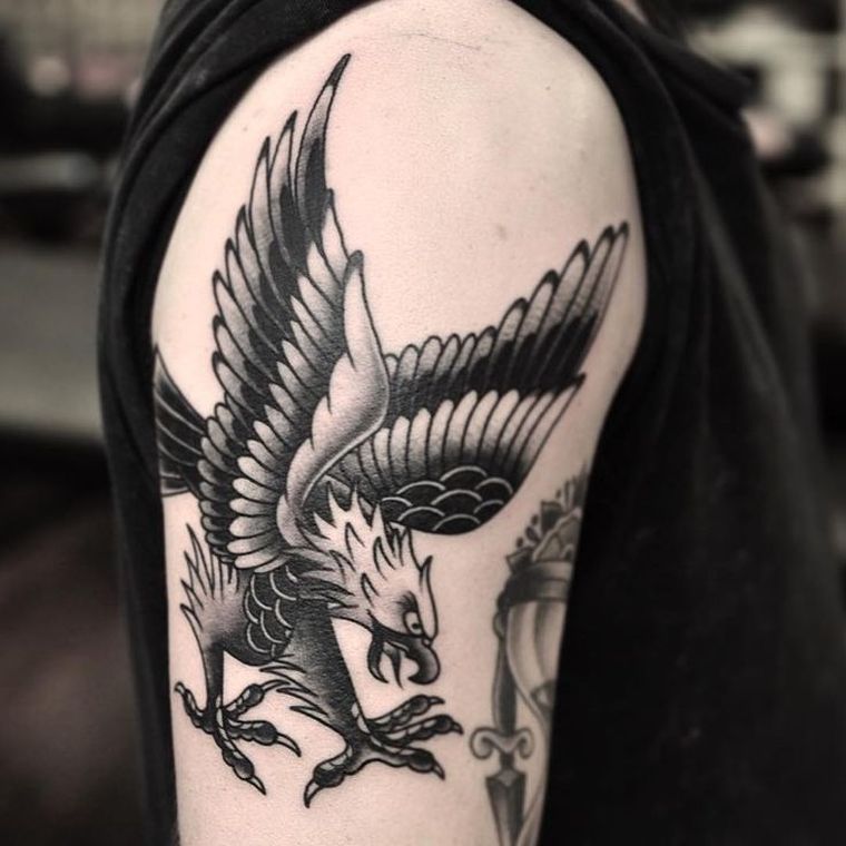 tatouages-oiseaux-aigle-homme-epaule-signfication-modeles