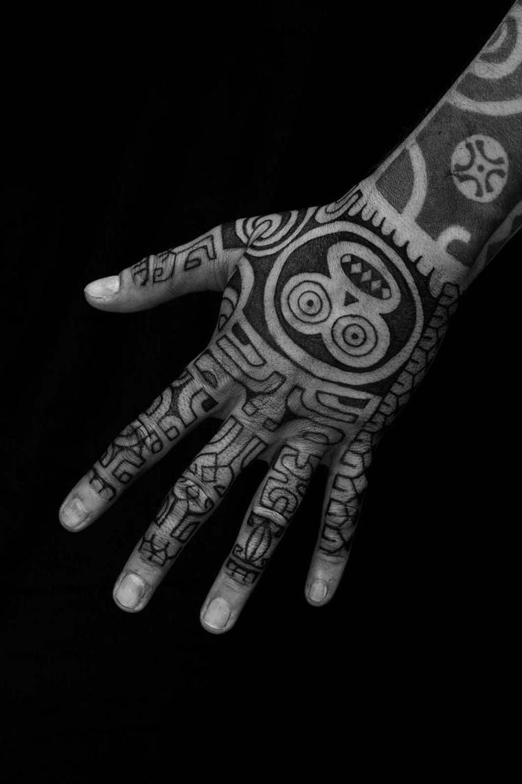 tatouages-tribales-homme-femme-main