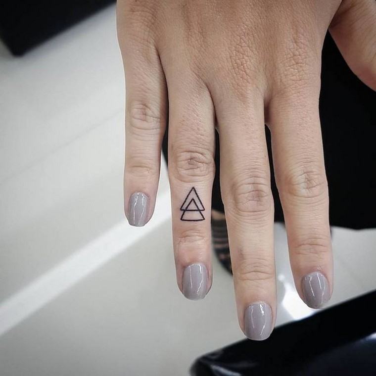 triangle-petit-tatouage-doigt-minimaliste