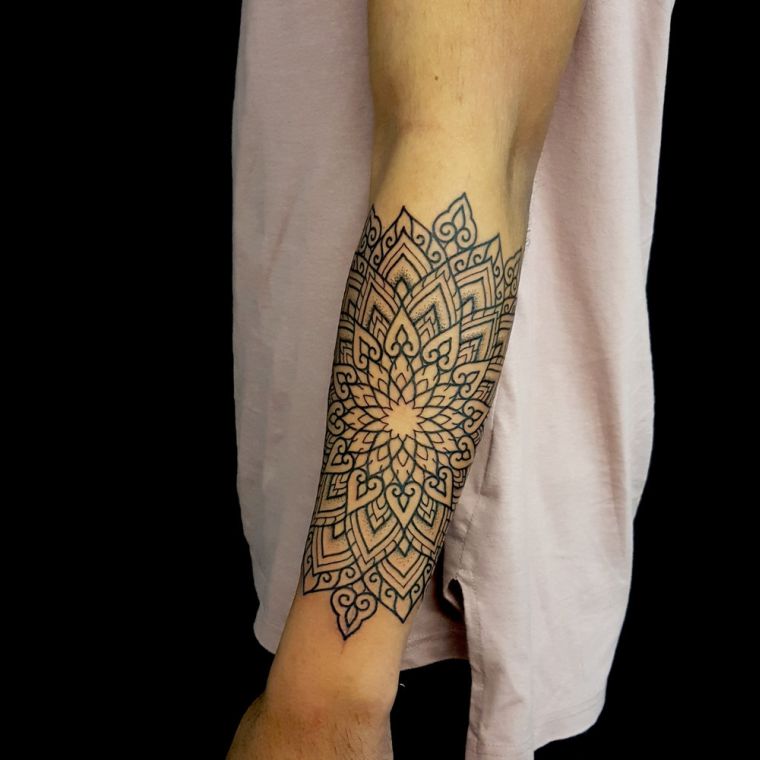 tribal-tatouage-mandala-femme-bras