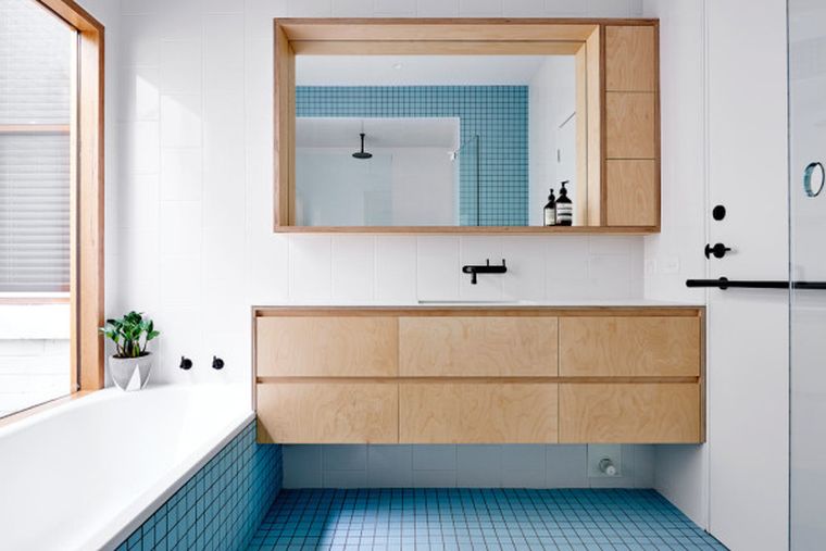 amenagement-salle-de-bain-meuble-bois-design-moderne-avec-portes