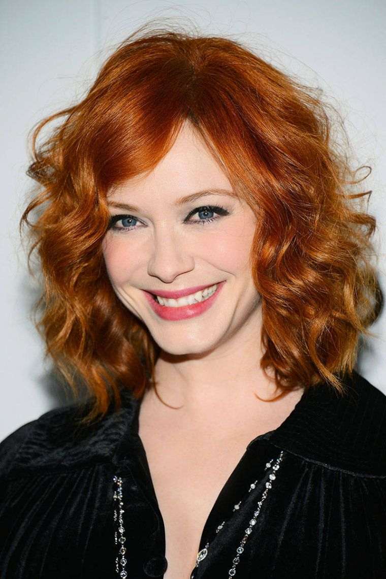 cheveux couleur rouge coupe-coloration-mi-long-ondulations