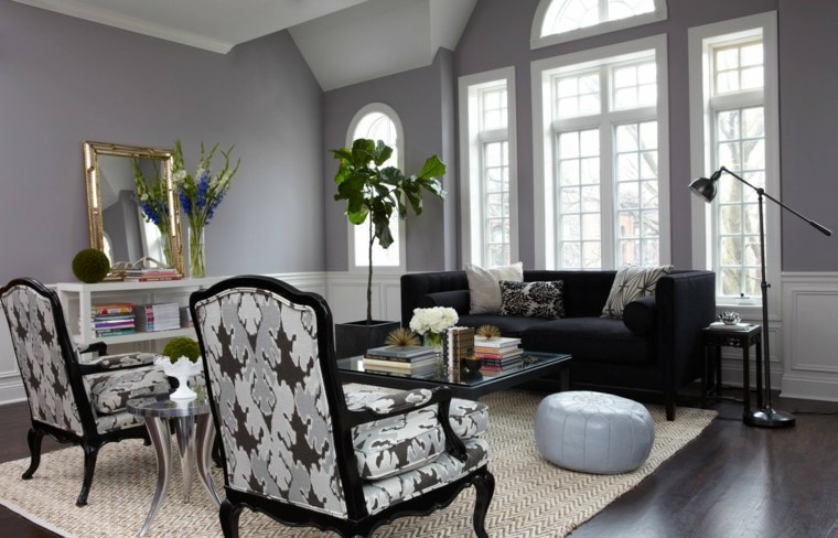 idee deco salon gris mirroir-cadre-or-fauteuils-noir-blanc