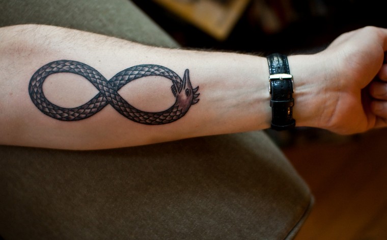tatouage infini tatouage bras idée tatouage serpent bras
