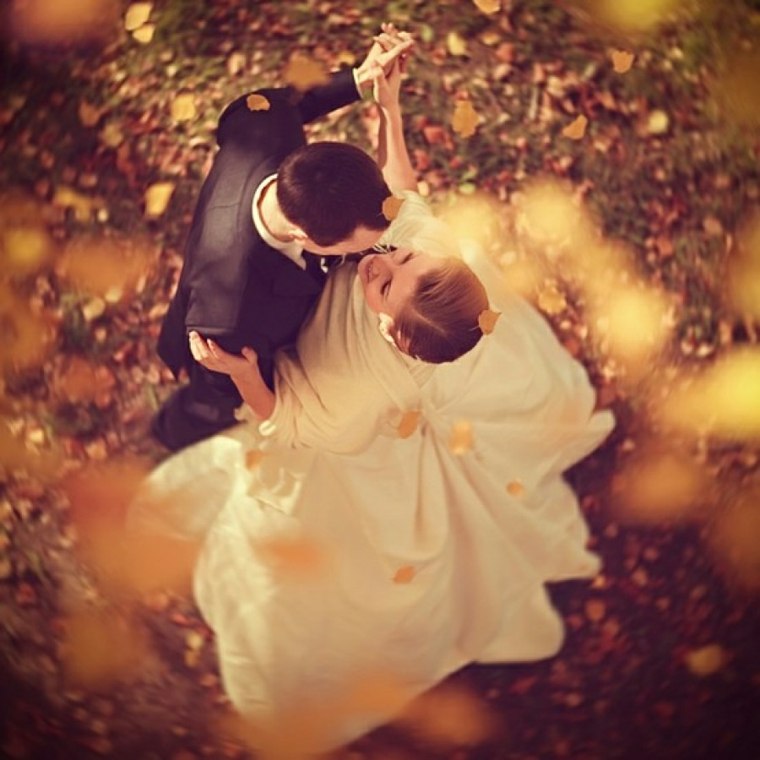 mariage automne couple-danse-tourbillon-feuilles-tombantes