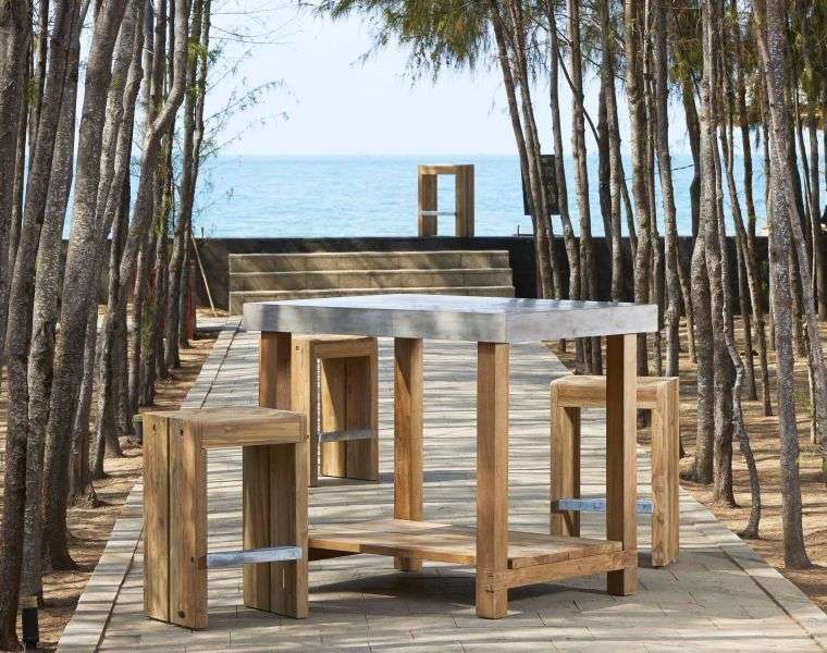 mobilier-bar-exterieur-bois-massif-teck-beton-design-moderne-saveri