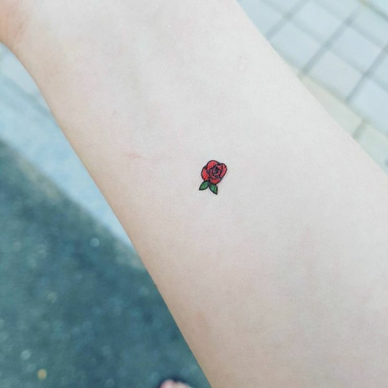 Tatouage rose : 20 idées pour un tatouage stylé et minimaliste