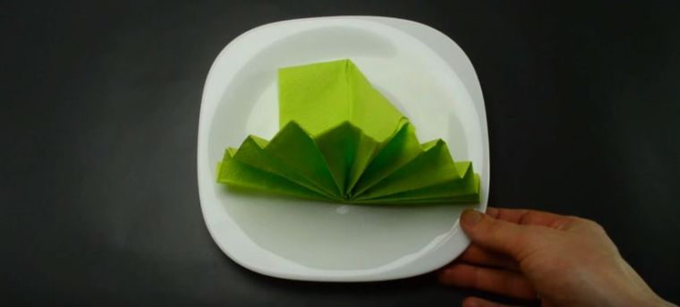 pliage de serviette en papier facile eventail-decoration-assiette