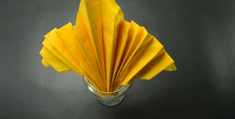 pliage serviette dans verre fleur-lys-tutoriel-video