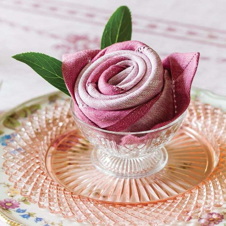 pliage-serviette-verre-tutoriel-facile-fleur-rose
