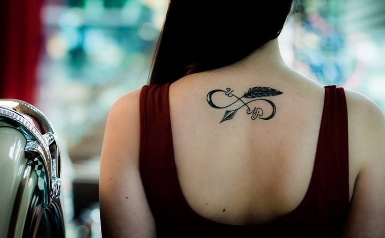 tatouage infini tatouage dos femme idée
