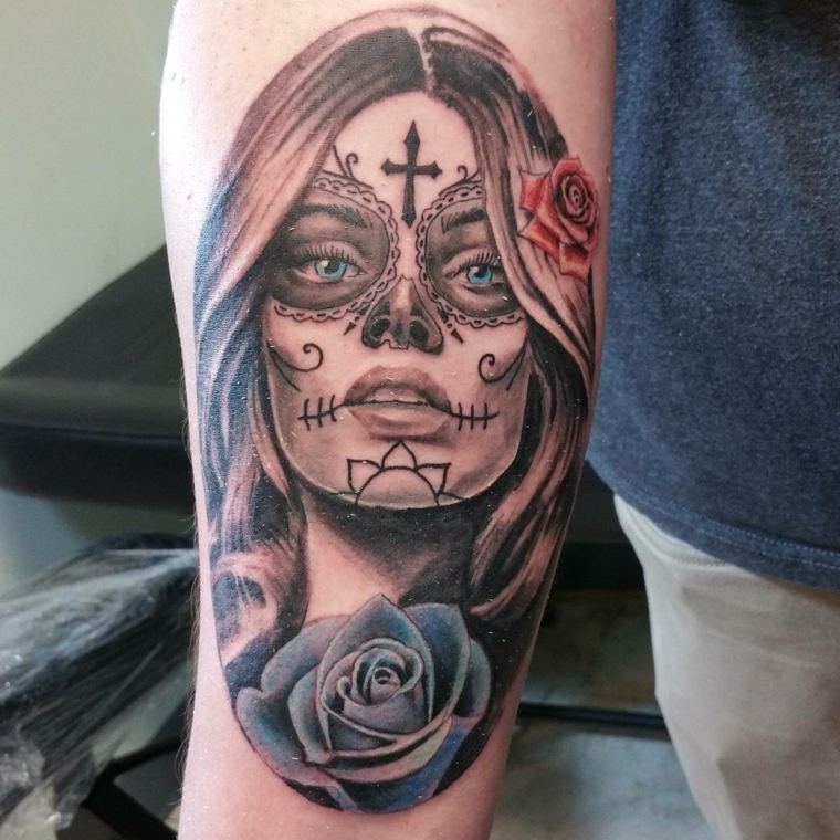 tatouage-fiancee-morte-noir-roses-bleu-rouge