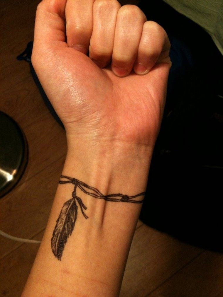 tatouage-poignet-plume-idees
