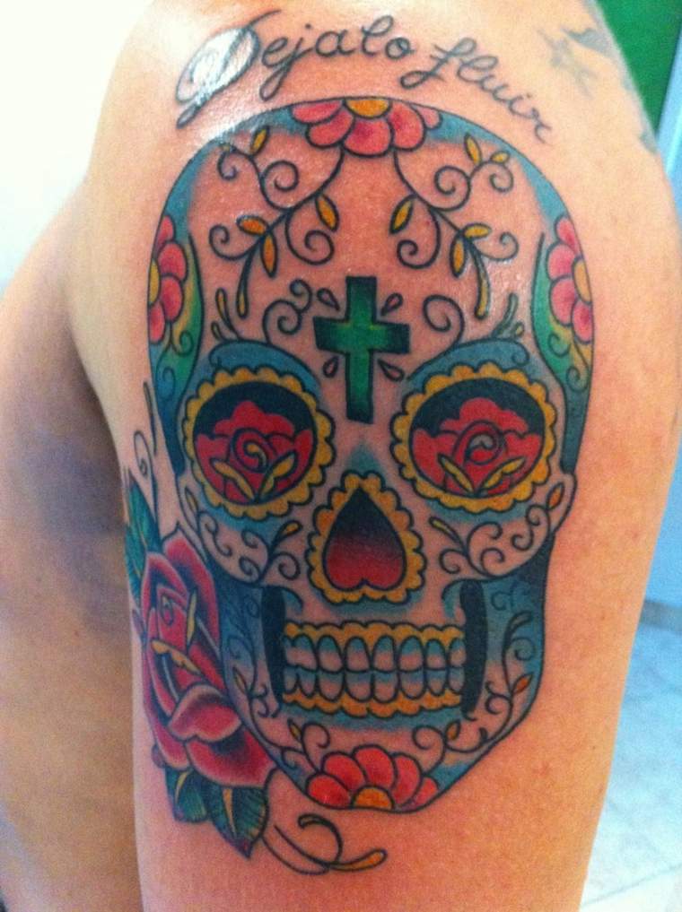 tatouage tete de mort mexicaine-couleur-croix-sur-bras