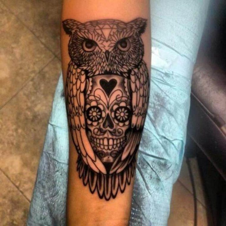 tatouage tete de mort mexicaine-noire-dans-corps-chouette